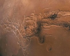 На Марсе обнаружили 9‑километровый вулкан, под которым может быть вода