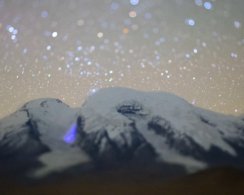 Фотограф заснял яркую синюю вспышку во время лавины. Возможно, это редкий электромагнитный эффект
